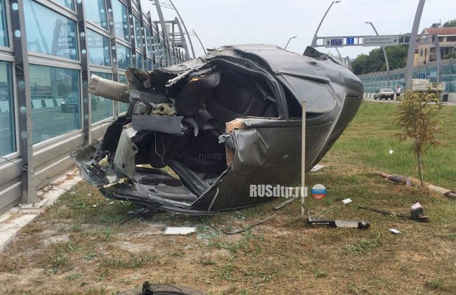 В Сочи в результате ДТП автомобиль разорвало на части