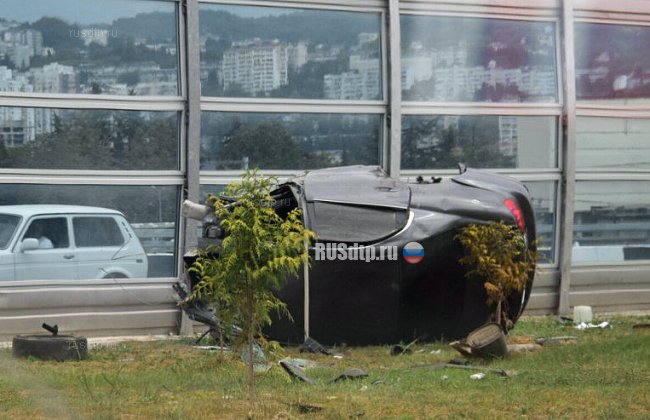 В Сочи в результате ДТП автомобиль разорвало на части