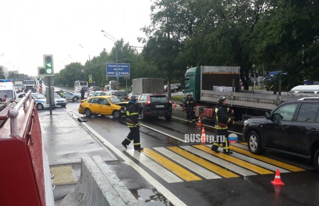 Четыре автомобиля столкнулись на Алтуфьевском шоссе в Москве