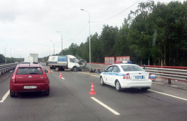 На трассе «Кола» при столкновении трех автомобилей погиб человек