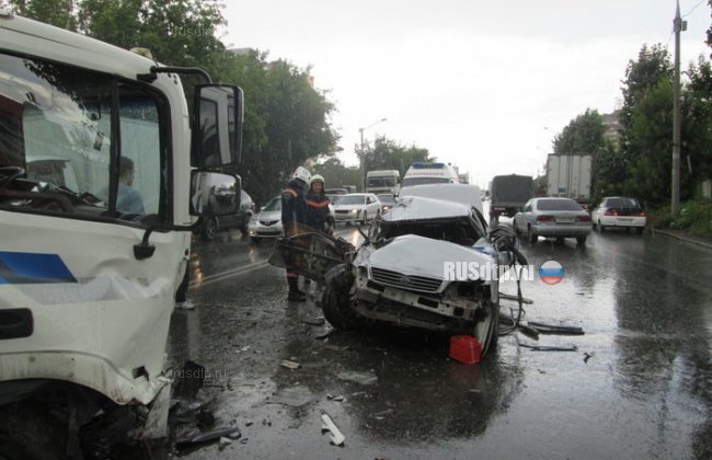 Ниссан Цефиро протаранил два грузовика в Новосибирске. Погиб водитель