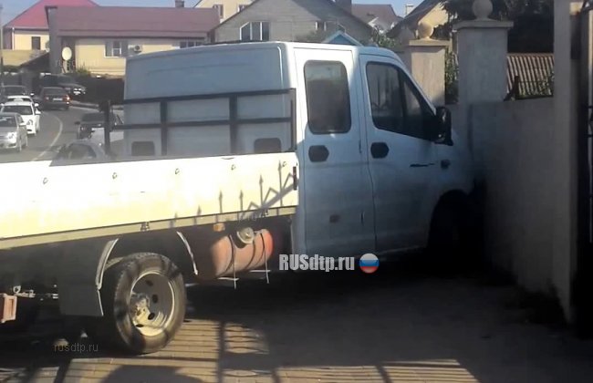 В Новороссийске бетономешалка протаранила 6 легковушек, врезавшись в гараж