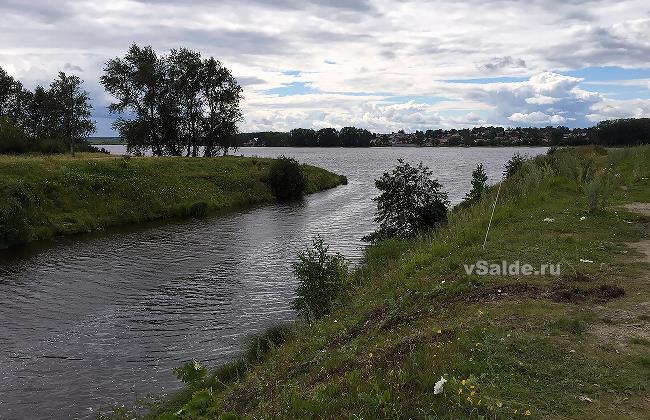 В Свердловской области инспектор ДПС утонул, опрокинувшись на машине в пруд