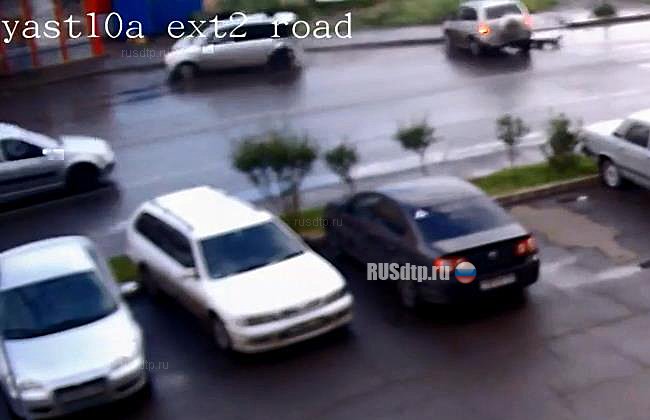 В Красноярске автомобиль сбил двух женщин и врезался в остановку