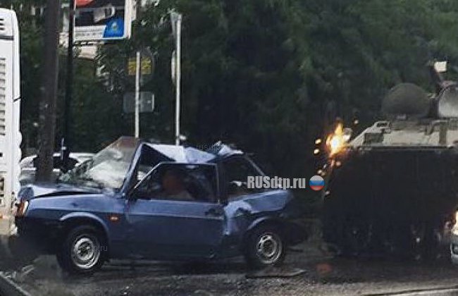 В Краснодаре БТР столкнулся с автомобилем и автобусом
