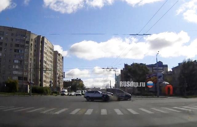 В Ижевске на перекрестке столкнулись четыре автомобиля