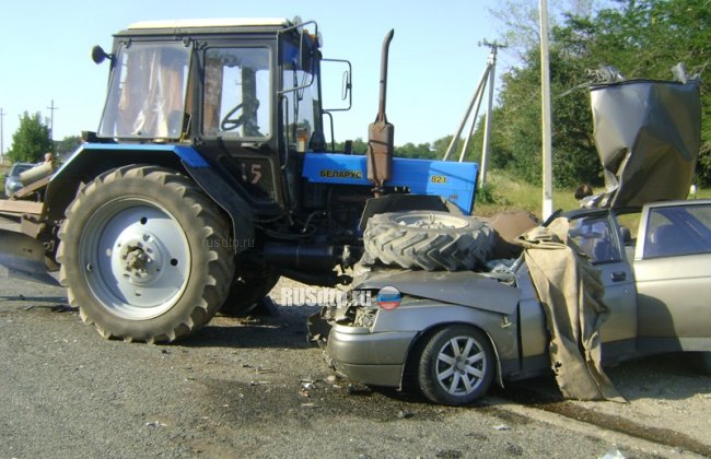 Двое погибли при столкновении «десятки» с трактором на Ставрополье