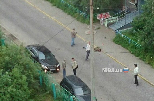 В Мурманске пьяная девушка сбила трех человек во дворе