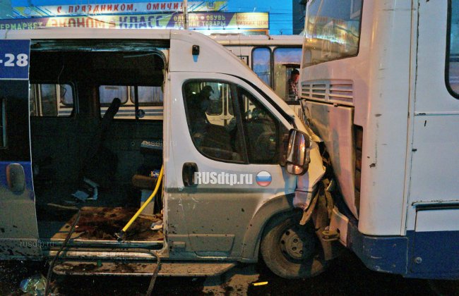 В Омске столкнулись три автобуса. Пострадали 19 человек. Видео