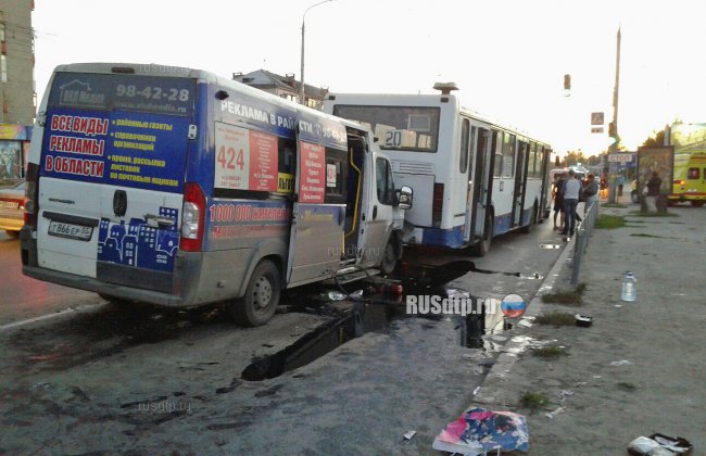 В Омске столкнулись три автобуса. Пострадали 19 человек