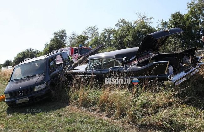 Cadillac и Mercedes столкнулись на шоссе