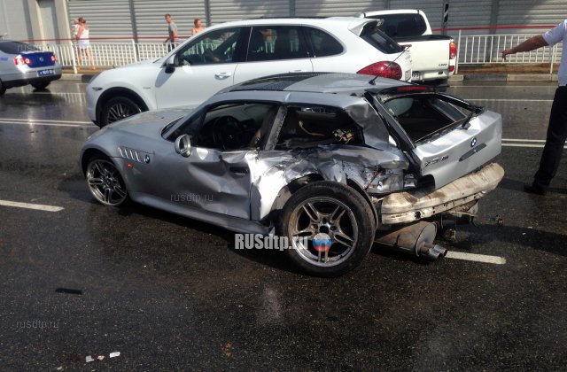 В Сочи девушка на «BMW Z3» протаранила пикап
