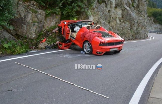 В Швейцарии на перевале столкнулись мотоцикл и Ferrari