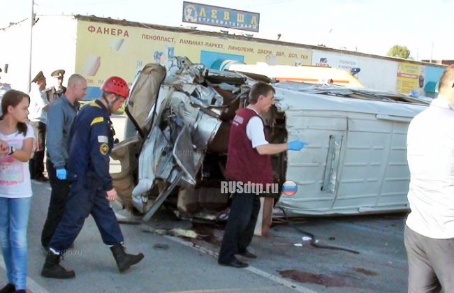В Нижнем Тагиле в ДТП с участием микроавтобуса погиб человек и 10 пострадали