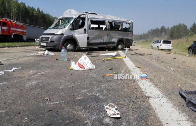 В Иркутской области перевернулся микроавтобус. Двое погибли