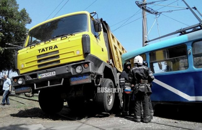 В Одессе столкнулись трамвай и Tatra. 8 человек пострадали