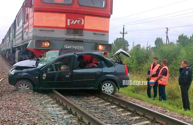 Трое погибли при столкновении автомобиля с поездом в Калужской области