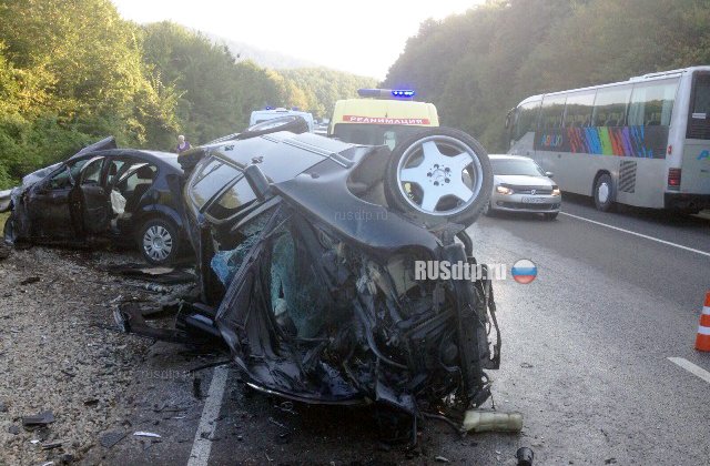 Водитель и пассажир «Мерседеса» погибли в ДТП под Горячим Ключом
