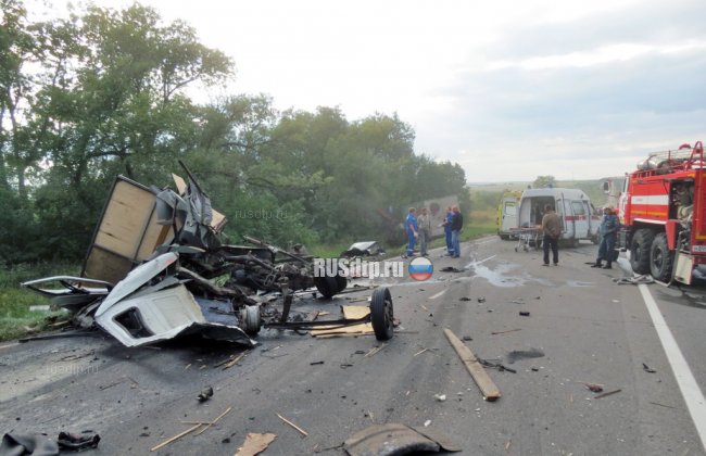 ГАЗель развалилась на части от столкновения с двумя грузовиками под Курском