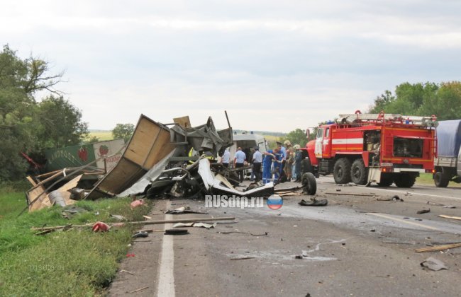 ГАЗель развалилась на части от столкновения с двумя грузовиками под Курском