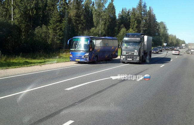 KIA развалилась на части от столкновения с автобусом на трассе М-10 «Россия»