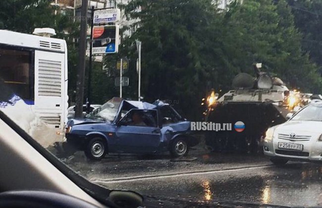 В Краснодаре БТР столкнулся с автомобилем и автобусом