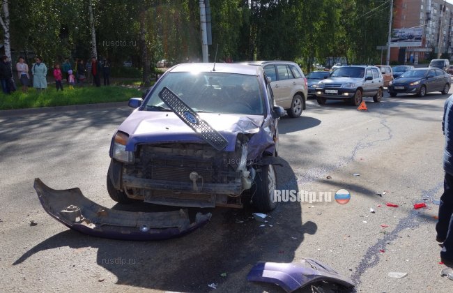 В Ижевске на перекрестке столкнулись четыре автомобиля