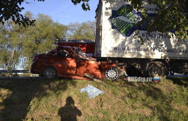 На Кубани «Лада Гранта» врезалась в стоящий грузовик. Трое погибли