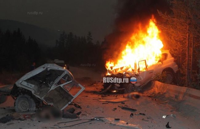 В Бурятии на трассе погибли оба водителя и пассажир. Один из них сгорел заживо