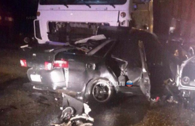 Легковушка уничтожилась об грузовик в Томске