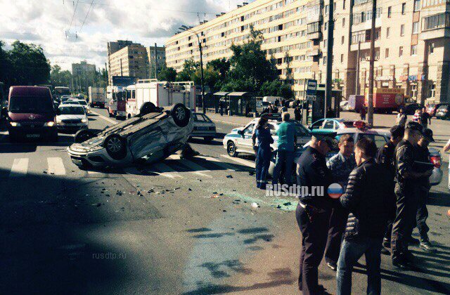 В Петербурге автомобиль перевернулся после столкновения на перекрестке