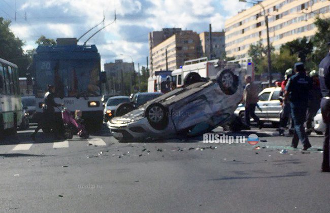 В Петербурге автомобиль перевернулся после столкновения на перекрестке