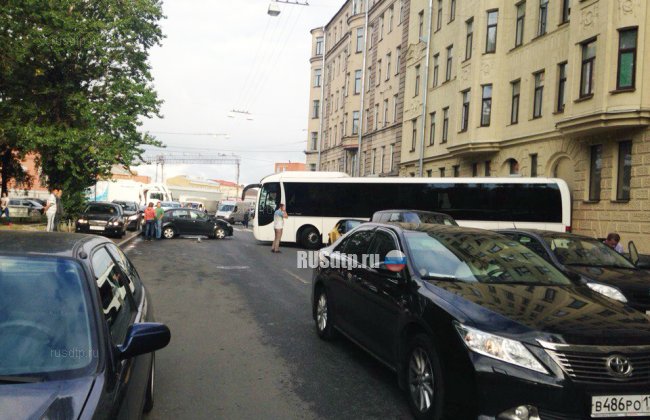 В Петербурге автобус разгромил четыре автомобиля и врезался в здание гостиницы