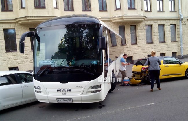 В Петербурге автобус разгромил четыре автомобиля и врезался в здание гостиницы