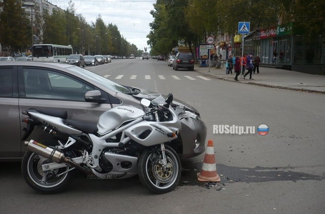 В Сыктывкаре столкнулись мотоцикл и автомобиль