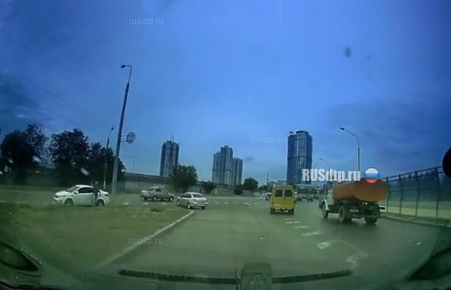 В Волгограде водители поскальзывались на разлитом масле