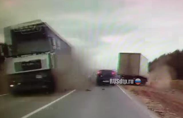 Появилось видео жуткого ДТП в Удмуртии, в котором погиб дальнобойщик