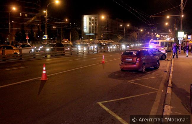 В Москве пьяный и лишенный прав водитель врезался в остановку с людьми