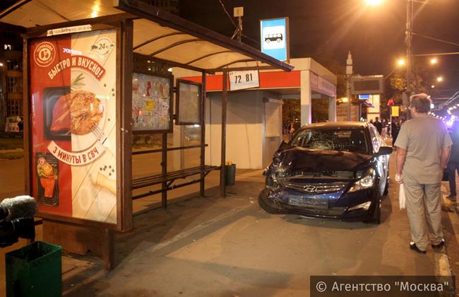 В Москве пьяный и лишенный прав водитель врезался в остановку с людьми