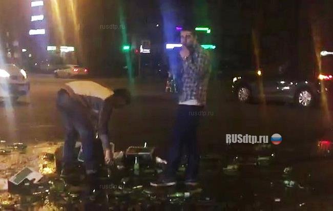 В Петербурге из грузовика на дорогу выпали ящики с пивом