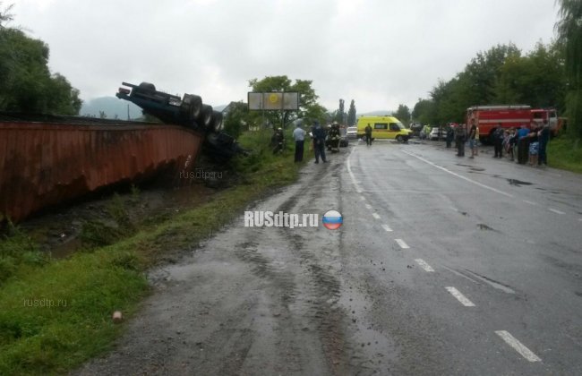 В Приморье перевернулся грузовик Volvo. Водитель погиб