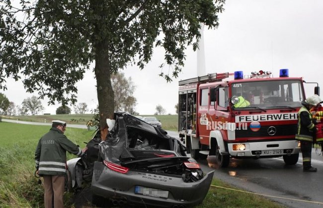 59-летний водитель Porsche погиб, врезавшись в дерево