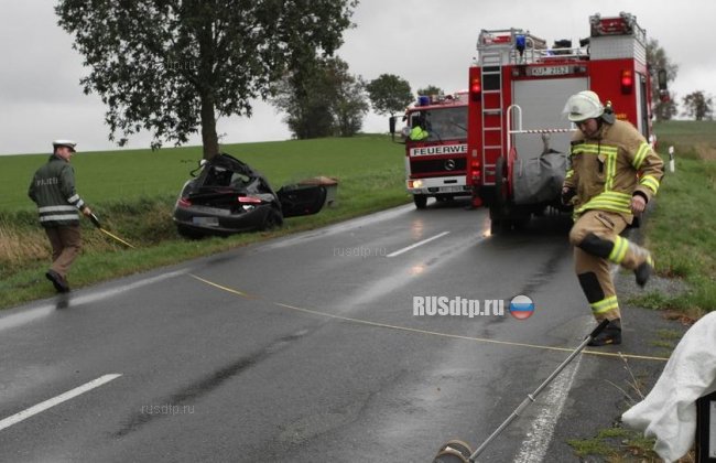 59-летний водитель Porsche погиб, врезавшись в дерево
