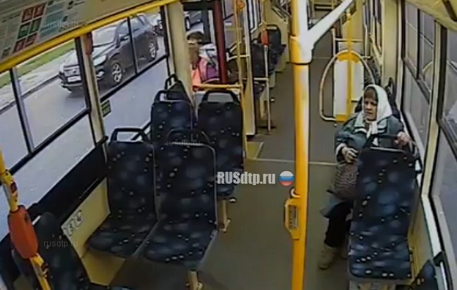 В Санкт-Петербурге погиб спешивший на трамвай парень