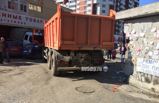 В Екатеринбурге пьяный КАМАЗист устроил замес и пытался сбежать с места ДТП