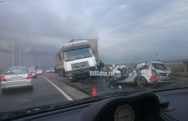 На мосту под Красноярском грузовик раздавил легковушку. Погибла девушка