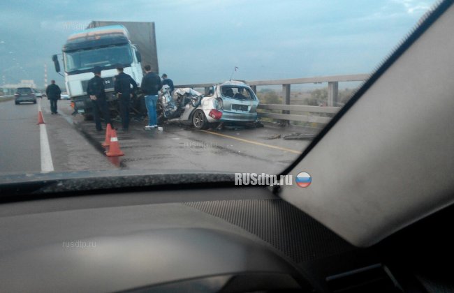 На мосту под Красноярском грузовик раздавил легковушку. Погибла девушка