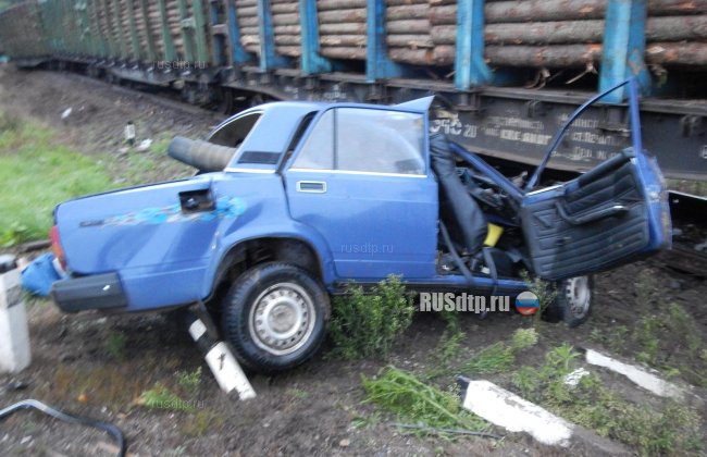 «Жигули» столкнулись с поездом в Тверской области. Двое погибли