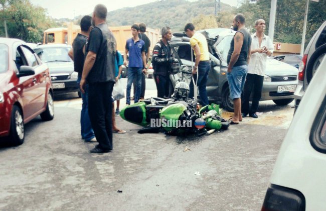 Мотоцикл смял «Ладу Калину» в Дагомысе