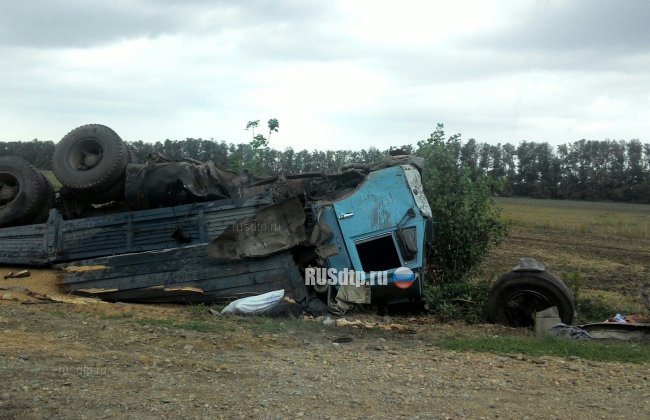 Два грузовика, микроавтобус и две легковушки столкнулись на Кубани